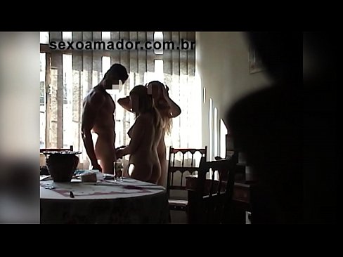 ❤️ Sex przyjaciele zapraszają gigantycznego mężczyznę i trójkąt z nim ☑ Fucking video at us