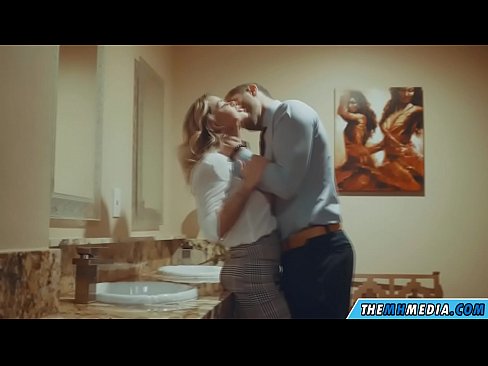 ❤️ Kiedy biuściasta blondynka uwodzi cię w publicznej toalecie ☑ Fucking video at us